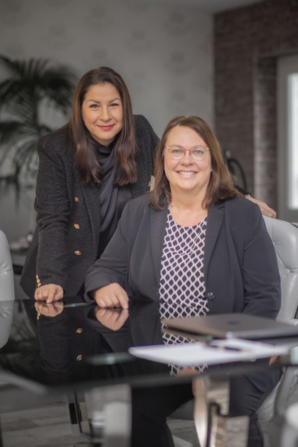 Sandra Posselt-Fenske und Claudia Doehlert, Geschäftsführerinnen der LIONEA GmbH, an einem Besprechungstisch.